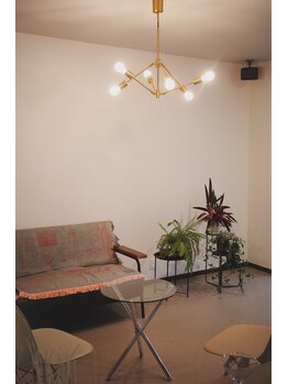 チルバイヘアーガーデンミルクティ(Chillbyhairgardenmilktea)の写真/ミッドセンチュリーな空間でリラックスタイム◎