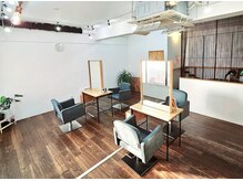 ブリリアンス(BRILLIANCE)の雰囲気(落ち着いた色合いの店内)