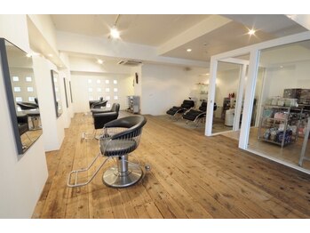 オオエヘアー(OOE HAIR)の写真/光の差し込む開放的な店内、オーナースタイリストが最後まで担当します♪心から落ち着ける”癒しの時間を”