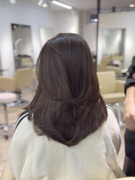 イリス 銀座(IrIs) 毛流れで魅せるアッシュベージュ/小顔ミディアムレイヤー