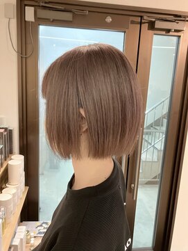 コワファースト長崎シャンプーボーイ 2nd(COIFF1RST 長崎 SHAMPOO BOY) 長崎 ケアブリーチ 丸みボブ ミルクティーベージュ