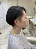 ツーブロックショート前下がり刈り上げ女子大人ハンサムショート