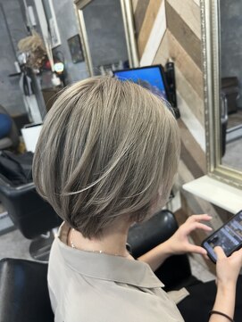 ラグズ 茅ヶ崎(LAGUZ) ホワイトミルクグレージュ×丸みショートボブ