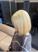 抜きっぱなしブロンドボブヘア