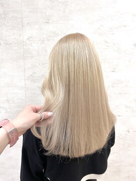 イル(iLu.) ホワイトブロンド/カット/カラー/ブリーチ/トリートメント