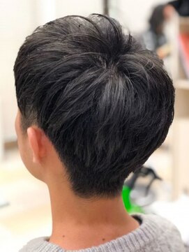 ミーティア バイ クアトロ(Meteor By QUATRO) 黒髪×ツーブロック