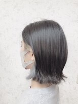 タエビスアリッサム(Taebis Alyssum) 透明感インナーカラー/シルバーカラー/外ハネショートボブ