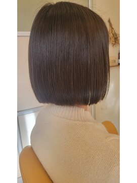 サロン ド カレラ(Salon de Carrera) 切りっぱなしストレートボブ