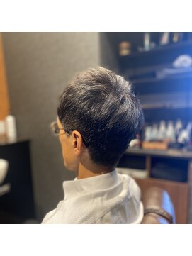 ディスイズザバーバー(This is The BarBer) 耳周りスッキリ刈り上げないスタイル