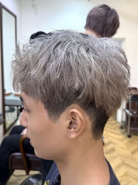 レボルトヘアー(R EVOLUT hair) ハイトーンスパイキーショートシルバーカラー眉毛柏市柏駅