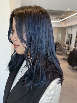 フィル 横浜(fil) ミディアムレイヤー_ブルーグラデーション_黒髪小顔