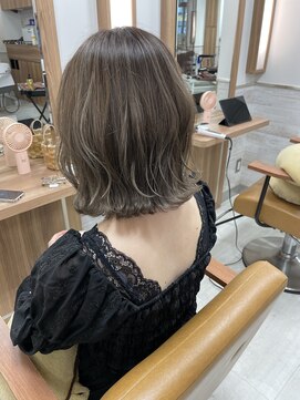 グレープ バイン(GRAPE VINE) オリーブグレージュのミディアムヘア【Grape vine 新小岩】