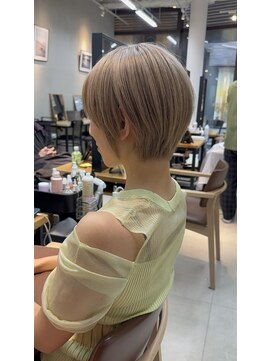 ミィ 浦和(mee) 【mee.】ヤジマ 丸みショート ハイトーン ミルクティーカラー