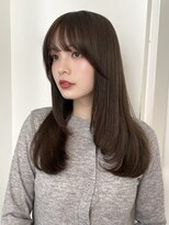 赤みの無いオリーブベージュとレイヤーカットでまとまりと動きを