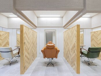 グラッソ ヘアーアンドアイ(Grasso)の写真/お洒落で洗練された空間で、リラックスして過ごせる♪丁寧なカウンセリングと施術で大人の魅力を引き出す。