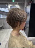 丸みショート×柔らかベージュ/ナチュラル艶感ショート