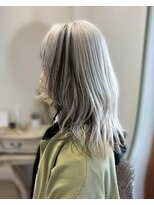 ロッカ(ROCCA)&nbsp;ミディアムレイヤーカット透け感シルバーグレージュ × レイヤ