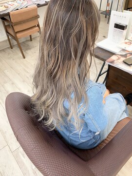 ヘアー アトリエ アンジー(Hair Atelier Angee) バレイヤージュでベースをつくったミルクティーグレージュ