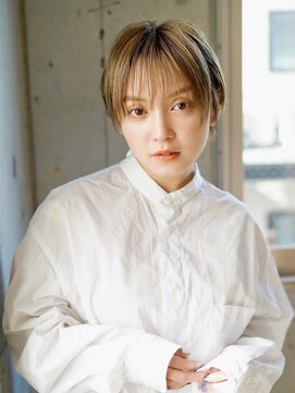 ライラ(Lyla) 顔まわりのレイヤーが可愛い　ハイトーン丸みショート