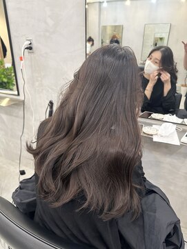 ヒュージ 三軒茶屋(huge) セミミディアム×オリーブカラー_髪質改善トリートメント_韓国