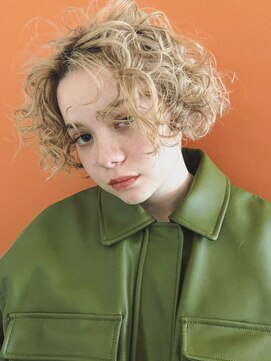 ルーム(Loom.) 外人風ブロンドカーリー　ボブ