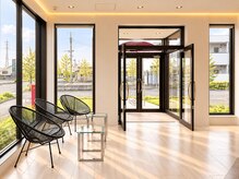 アース 前橋店(HAIR&MAKE EARTH)の雰囲気（受付から特別体験が始まる。心躍るサロン時間を。）