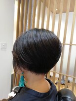 ラテラル(lateral)&nbsp;シルエットの美しいアシンメトリーボブ
