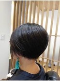 シルエットの美しいアシンメトリーボブ