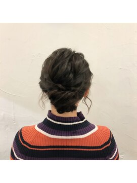 ファム(fam) 伸ばしかけにピッタリなアップスタイル