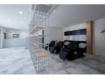 レボ 片町店(Revo)の写真/お客様の雰囲気に合わせたスタイルをご提案。再現性の高いカットで、サロン帰りのようなスタイルをキープ。