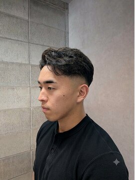 ワンワンオー バーバーショップ コンチネンタル(@110 BARBER SHOP continental) 海外風センターパートツーブロックアップバングミドルフェード