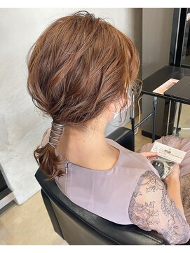 フィオーレ ヘアデザイン(FIORE hair design) ローポニーテール　結婚式　お呼ばれ　ヘアアレンジ