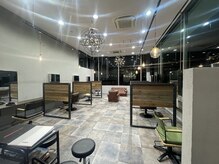 シキ(SIKI)の雰囲気（開放感の中、間仕切りで目線が気にならない空間）