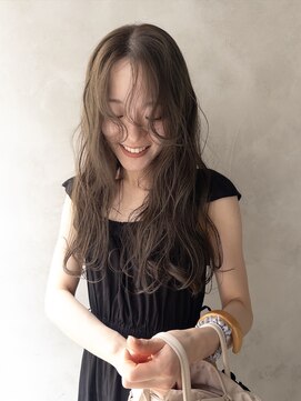 ニーィ バイ カータ(Niii by CARTA) オリーブベージュカラー