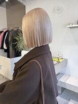 ステン(sten)&nbsp;ホワイトベージュブロンド切りっぱなしボブ