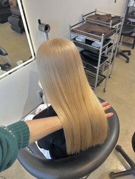 クオン 伊勢崎(QUON.) ホワイトカラー/ホワイトベージュ/ブリーチカラー