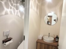 柔らかな照明とアロマの香りに包まれた清潔で上質なお手洗いです。リラックスした気分のままご利用頂けます