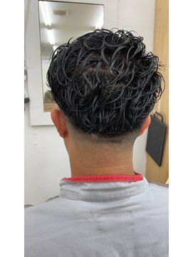 レオ 幸手(Leo) 30代40代メンズ刈り上げフェードスタイルかき上げ短髪ワイルド