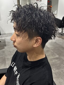 ヒュイル バイ ニアウ(Hwyl by Niau) メンズマッシュパーマニュアンスパーマスパイラルパーマ刈り上げ