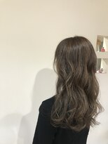 ニア(nia.) 無造作に動く透け感ヘア