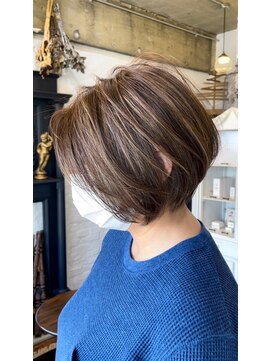 ボタニカル(BOTANICAL) ベージュハイライト大人可愛いひし形前下がりショートボブカット