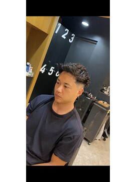 フランクスバーバー アンド ビアークラブ(FRANK'S BARBER and BEER CLUB) アップバングスキンフェード