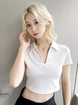 ジーナリア(Xena ria) 《袴田》ブロンド/センターパートミディアム