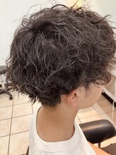 スパイラルパーマは、どんなファッションにも合わせやすいのが人気◎