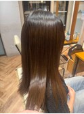 艶やかなまとまりで魅せるナチュラルロングストレート