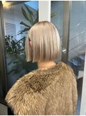 ホワイトベージュカラーハイトーンボブ