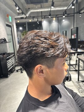 スタッド 松戸(stud. Men‘s) スパイキーフェザー/フェザーパーマ/センターパート/毛流れ