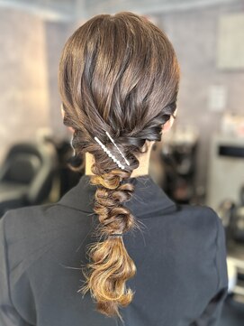 エルバイラビス 大宮(elu by lovis) 《mana》編みおろしアレンジ/お呼ばれヘアセット/結婚式ヘア