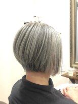 ヘアー グリーン(hair green) 50代60代70代/前下りショートボブ/グレイヘア