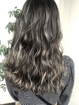 ユニーク(UniQ) ハイライトバレイヤージュ×グレーアッシュ【UniQ・小笹】